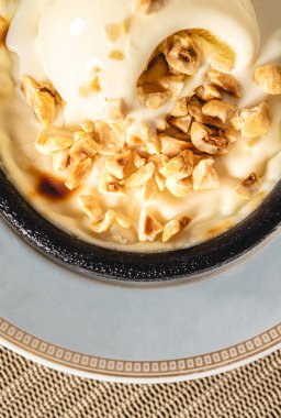 Kil kasede fındıklı Türk Sutlağı veya Fırın Pirinç Pudingi.