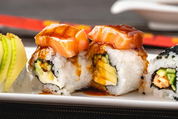 Set Sushi Japonés Sushi Roll Con Maki Atún Salmón Camarones — Foto de Stock