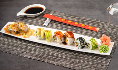 Japon suşi seti. Maki ve ton balıklı suşi, somon, karides, yengeç ve avokado..