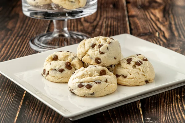 Galletas Chocolate Apiladas Plato Blanco Sobre Mesa Madera —  Fotos de Stock