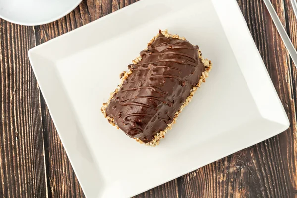 Десертный Торт Малаги Деревянном Столе Торт Бананом Внутри Покрытый Шоколадным — стоковое фото