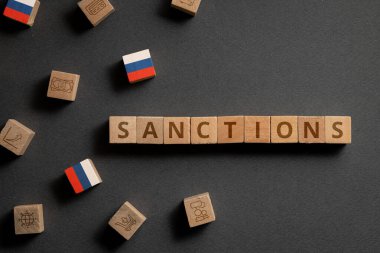 Finansal simgeli tahta küpler, Rus bayrağı ve yaptırımlar. Rusya 'daki yaptırımlara ilişkin kavram