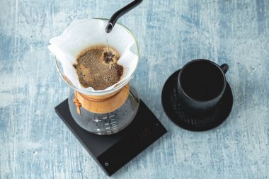 Profesyonel barista kimya kullanarak kahve yapar. Kahve yapmak için alternatif yollar. Kahve dükkanı konsepti.