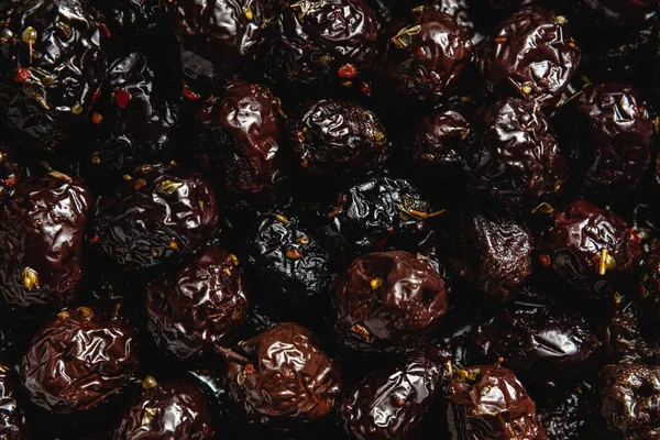 Schwarze Oliven Mit Paprika Und Thymian Bedecken Den Gesamten Bildschirm — Stockfoto