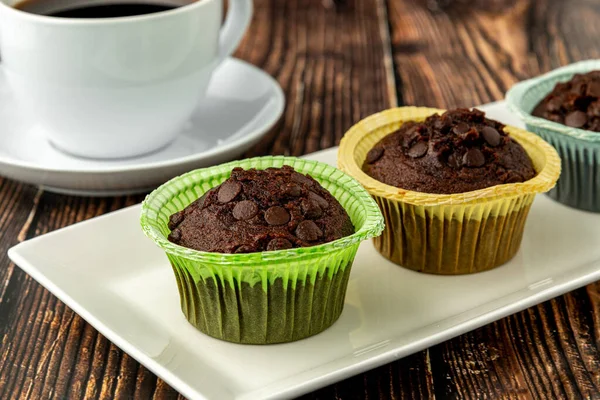 Schokoladenchips Und Kakao Muffins Bunten Muffinpapierformen Auf Holztisch — Stockfoto