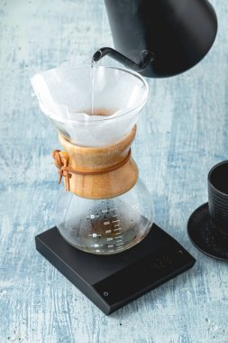 Profesyonel barista, metodla kahve yapar. Kahve demlemenin alternatif yolları. Kahve dükkanı konsepti.