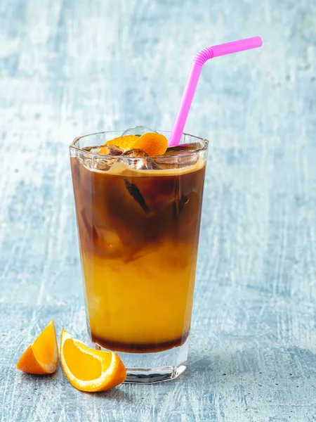 Narancs Hideg Kávé Jégkockákkal Kék Háttér — Stock Fotó