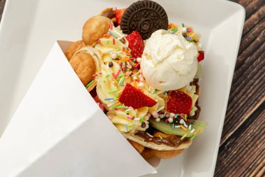 Dondurma, meyve, çikolata sosu ve renkli şekerli Hong Kong ya da balonlu waffle