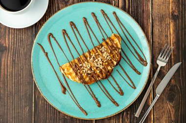 Muzlu, çilekli, çikolatalı ve fıstıklı sandviç waffle 'ları.