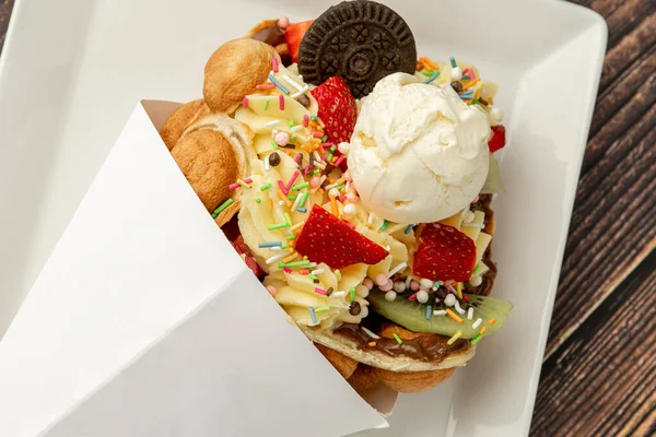 Hongkong Oder Bubble Waffel Mit Eis Obst Schokoladensauce Und Bunten — Stockfoto