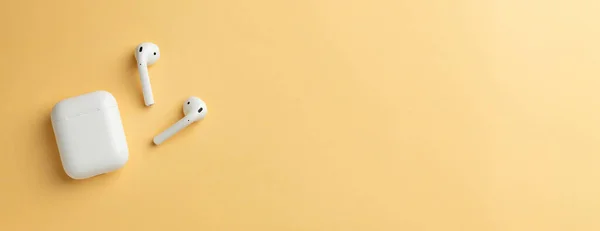 Бездротові Навушники Зарядка Сфотографовані Залишивши Порожній Простір Правій Стороні Фотографії — стокове фото