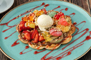 Kalp waffle 'ı muzlu ve çilekli, şekerli ve dondurmalı..