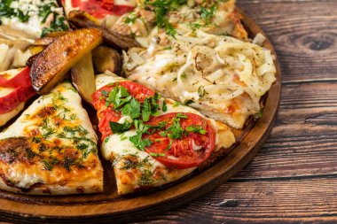 Taş zeminde çeşitli el yapımı Arjantin pizzası.