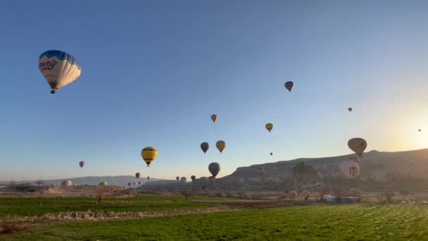 Cappadocië Turkije April 2022 Vliegende Luchtballonnen Rotslandschap Bij Zonsopgang Goreme — Stockvideo