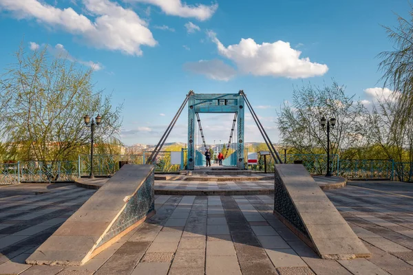 Avanos, Nevsehir - 15 Nisan 2022: Yayalar Kizilirmak nehri üzerindeki asma köprüyü geçiyorlar.