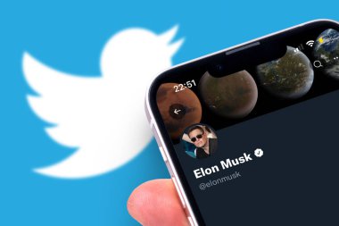 Antalya, Türkiye - 25 Nisan 2022: Elon Musk, Twitter 'ın yeni sahibi. Twitter logosu önündeki akıllı telefon ekranında Elon Musk twitter hesabı.