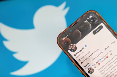 Antalya, Türkiye - 26 Nisan 2022: Akıllı telefon ve Twitter logosu üzerinden Elon Musk Twitter hesabı. Elon Musk Twitter 'ı satın aldı
