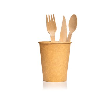Çevre dostu tek kullanımlık ahşap çatal bıçak takımı ve beyaz arka planda kağıt bardaktan oluşan mutfak eşyaları. Tahta çatal, bıçak ve kaşık kağıt bardakta. Sıfır atık.