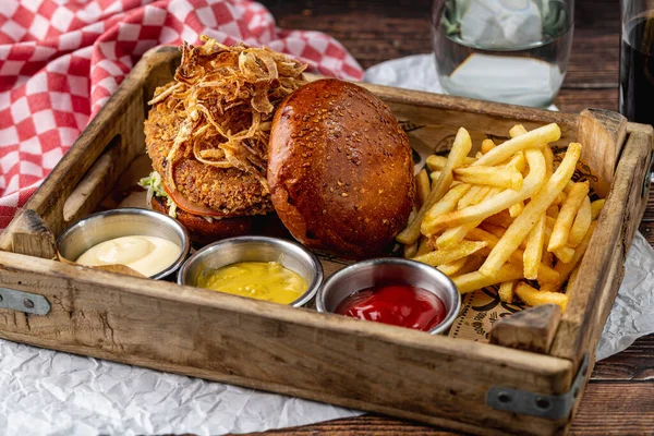 鸡肉汉堡配上薯条和木箱酱汁 — 图库照片