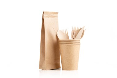 Kağıt bardak ve eko kraft kağıdından yapılmış kağıt torba. Ahşap çatal bıçak takımı. Geri dönüşüm konsepti. Sıfır atık.