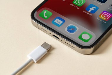 Antalya, Turkey - 10 Haziran 2022. Apple Iphone 13 Pro ve Usb-c veya Type-C Wired Charger. AB bütün aygıtları Usb-c veya Tip-C kullanmaya zorluyor