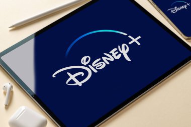 Antalya, Turkey - 12 Haziran 2022. iphone akıllı telefonu ve ipad tablet ekranında Disney Plus uygulama simgesi