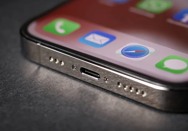 Antalya, Turkey - 21 Haziran 2022. Apple iPhone akıllı telefon ve Usb-c veya C tipi şarj aleti. AB bütün aygıtları Usb-c veya Tip-C kullanmaya zorluyor