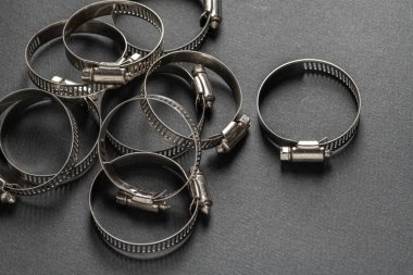 Siyah arka planda metal hortum kıskacı. Metin için boş boşluk