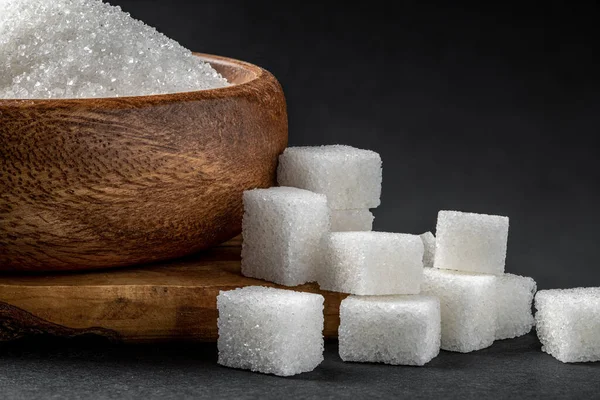 Granulierter Zucker Und Zuckerwürfel Holzschale Auf Dunklem Hintergrund — Stockfoto