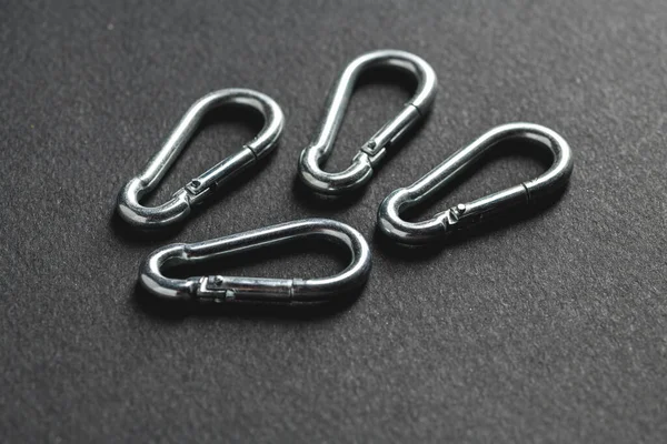 4Mm Kletterkarabiner Isoliert Vor Dunklem Hintergrund — Stockfoto