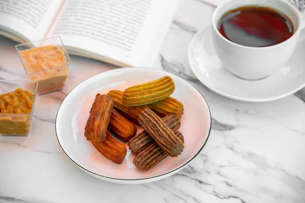 Churros Con Curry Aceitunas Pasta Tomate Sobre Mesa Madera Con —  Fotos de Stock