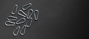 4mm tırmanma karabinası koyu bir arkaplanda izole edilmiş.