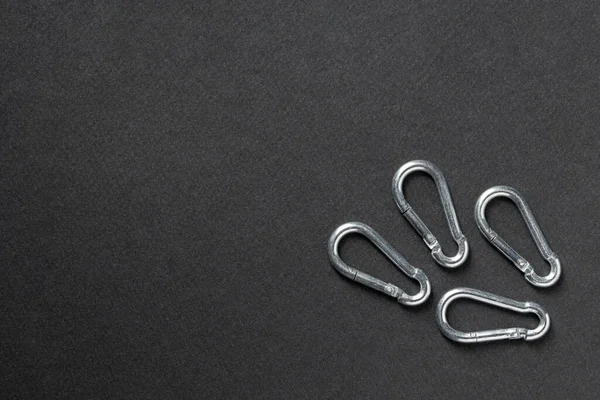 Χιλιοστά Αναρρίχηση Carabiner Απομονώνονται Σκούρο Φόντο — Φωτογραφία Αρχείου