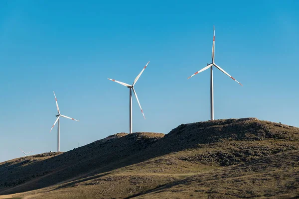 Clean Electricity Producing Wind Turbine Windmill Built Windy Mountain Ridge — Foto de Stock