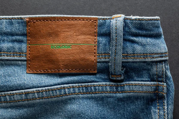 Ökologische Blaue Jeans Auf Dunklem Hintergrund Umweltfreundliches Bekleidungskonzept — Stockfoto
