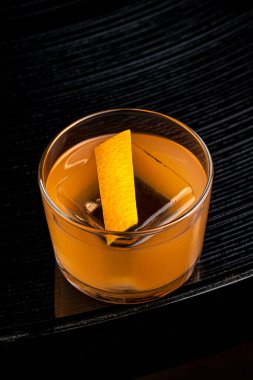 Koyu arkaplanda narenciye ve alkollü kokteyl ferahlatıcı