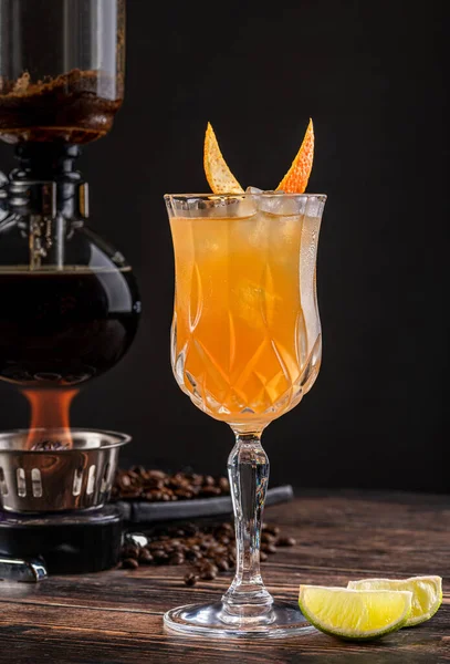 Köstlicher Und Luxuriöser Cocktail Aus Gebrühtem Kaffee Und Zitrusfrüchten — Stockfoto