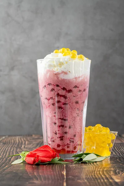 Erdbeere Zitrone Und Bubble Tea Milchshake Oder Smoothie Auf Holztisch — Stockfoto