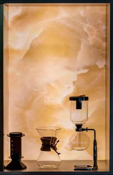 Alternative Third Generation Coffee Brewing Equipments Standing Illuminated Shelf Selective — 图库照片