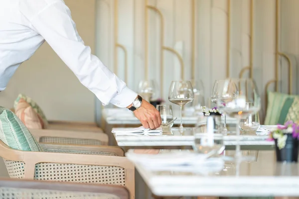 Waiter Serving Empty Table Luxury Restaurant — Stockfoto