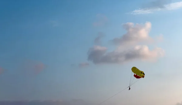 Two People Parasailing Parachute Pulled Boat Vacation Sunset — Fotografia de Stock