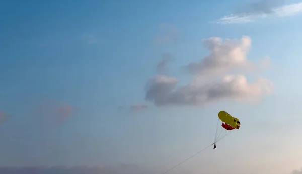 Two People Parasailing Parachute Pulled Boat Vacation Sunset — Stock Photo, Image