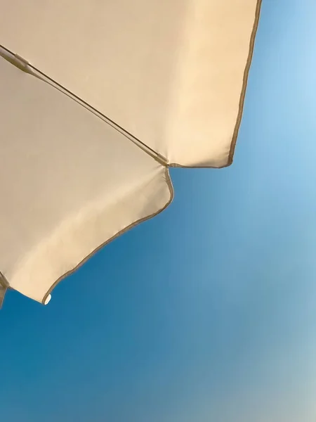 Beach Umbrella Seen Blue Sky Looking Bottom — Zdjęcie stockowe