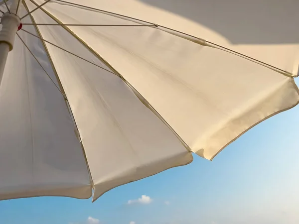 Beach Umbrella Seen Blue Sky Looking Bottom — Zdjęcie stockowe