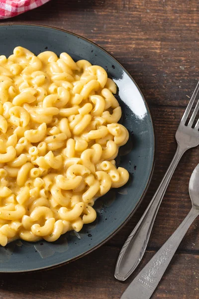 Delicious Mac Cheese Macaroni Cheese Black Porcelain Plate — Stockfoto