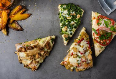 Taş zeminde çeşitli el yapımı Arjantin pizzası.