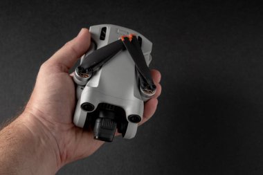 Antalya, Türkiye - 15 Eylül 2022: Dji markasının Mini 3 Pro drone 'u ve koyu arkaplanda dikey kamera