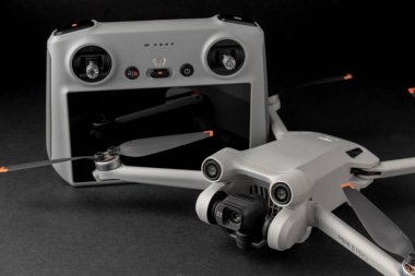 Antalya, Türkiye - 15 Eylül 2022: Dji markasının Mini 3 Pro drone 'u ve koyu arkaplanda dikey kamera