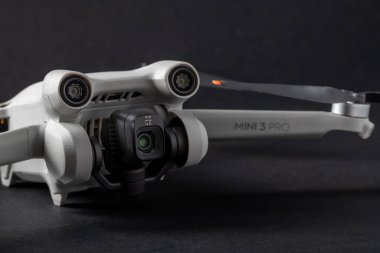 Antalya, Türkiye - 15 Eylül 2022: Dji markasının Mini 3 Pro drone 'u ve koyu arkaplanda dikey kamera