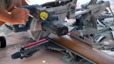 Miter gördü. Kaplama için PVC profili kesiliyor. Talaş. Seçici odak